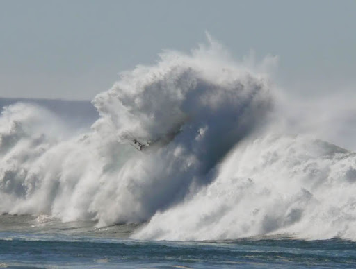 Huge Waves and Ships 