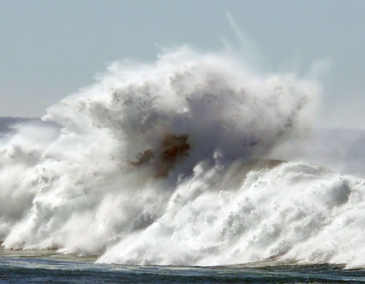  Huge Waves and Ships