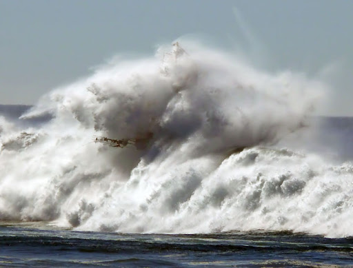  Huge Waves and Ships