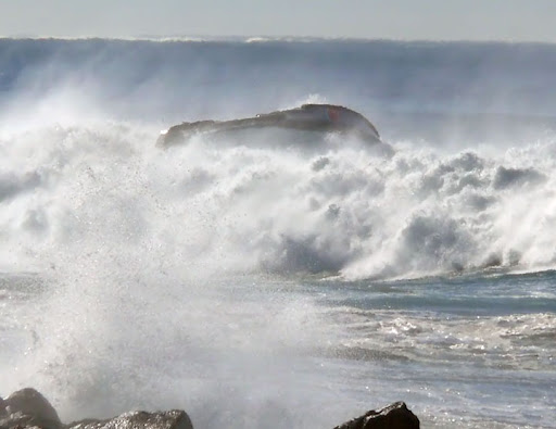  Huge Waves and Ships